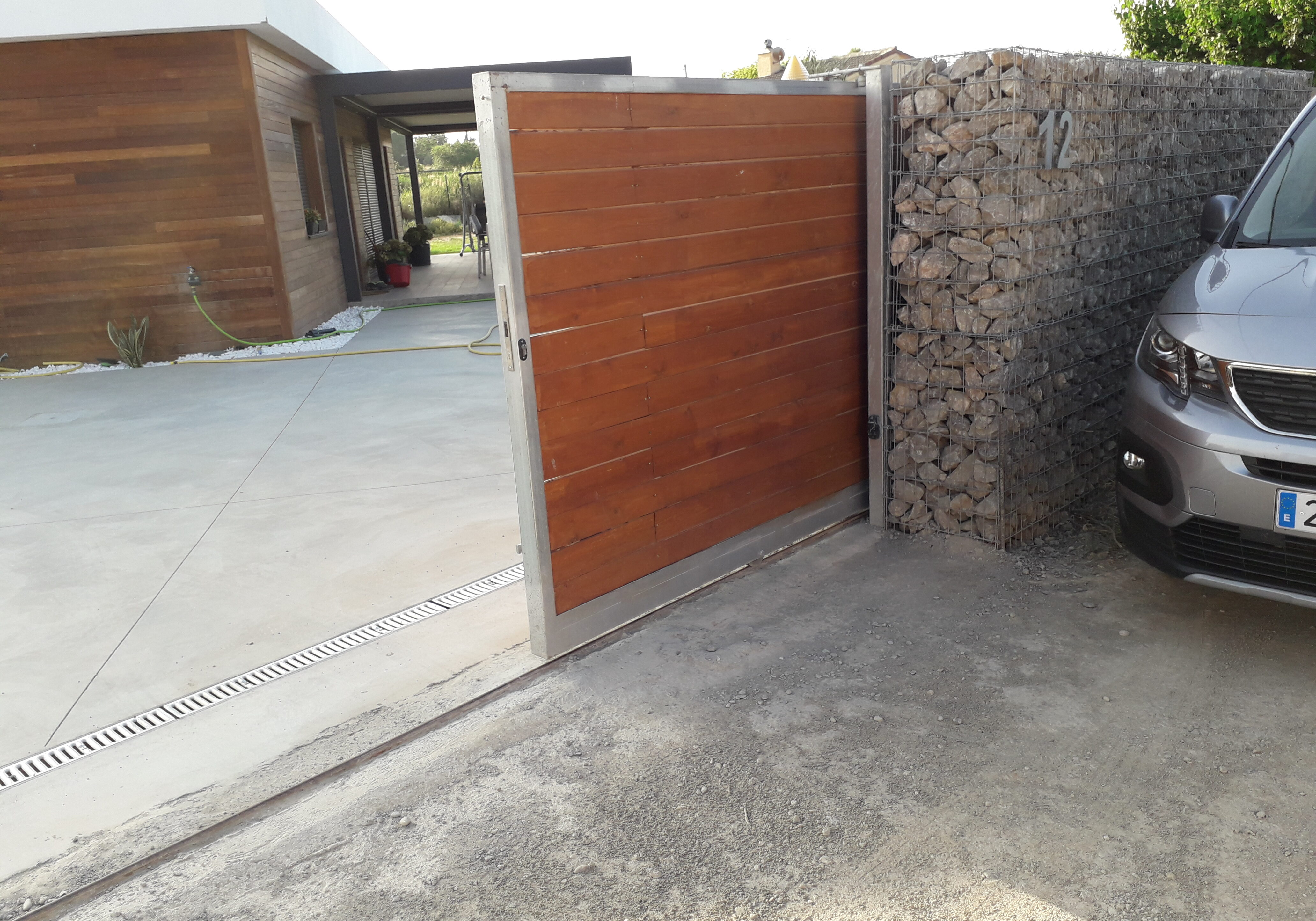 Puerta_corredera_automatica_con_madera[1]